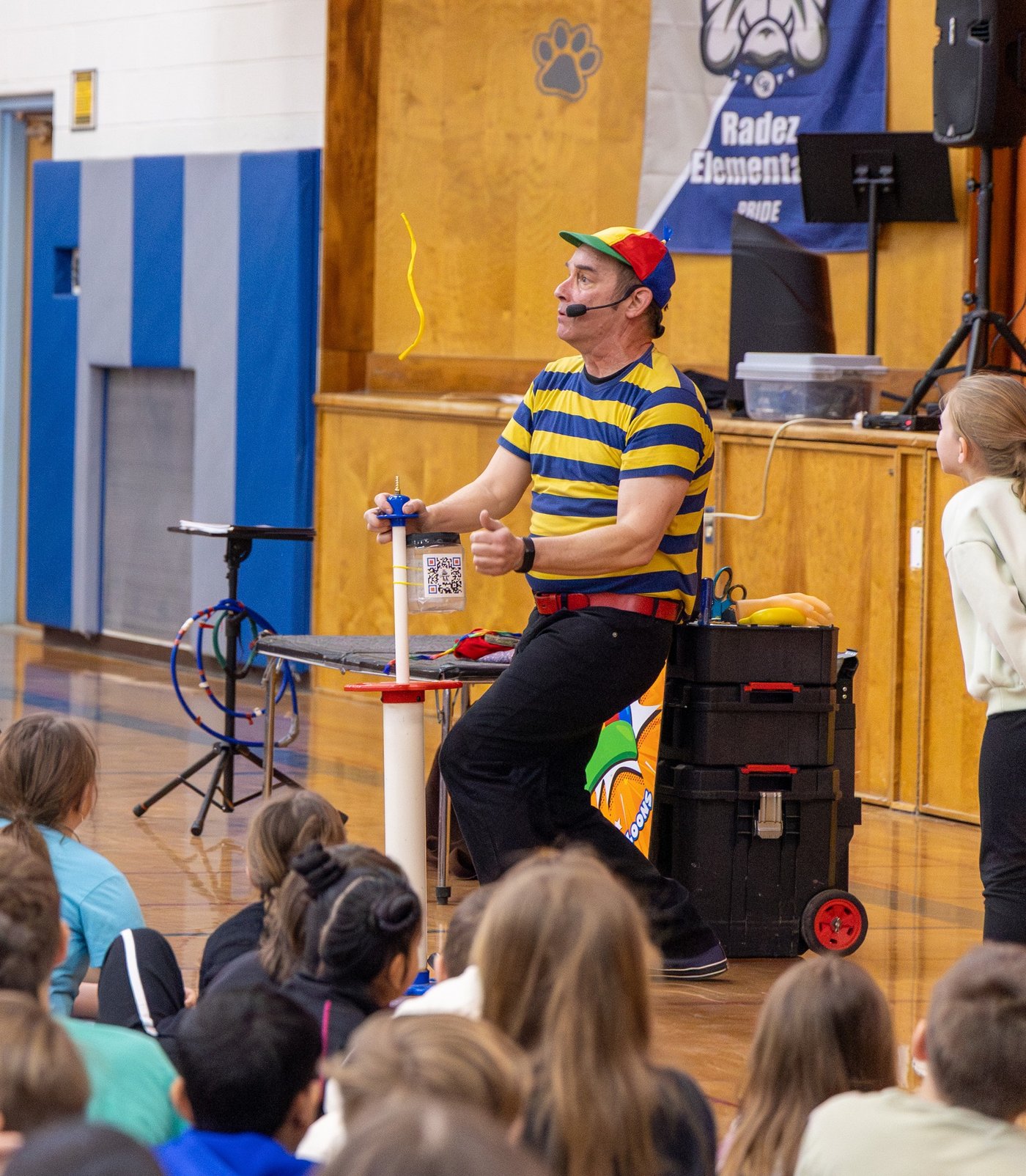 Mr. Twisty making a balloon